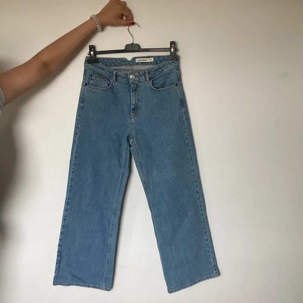 Oanvända jeans byxor från Carin Wester. Straight pant legs med jack i midjan. (kunden betalar frakt). Jeans & Byxor.