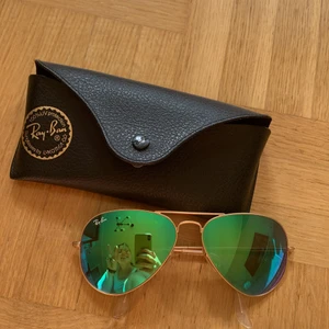 Ray-ban - Pilotbrillor med spegelglas från ray-ban. Välanvända, bra skick, fodral och putsduk ingår. Obs den snygga tjejan i brillorna ingår tyvärr inte :/