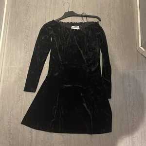 Skill klänning - Skick:Oanvänd Storlek:158/164 Färg:Svart sammet