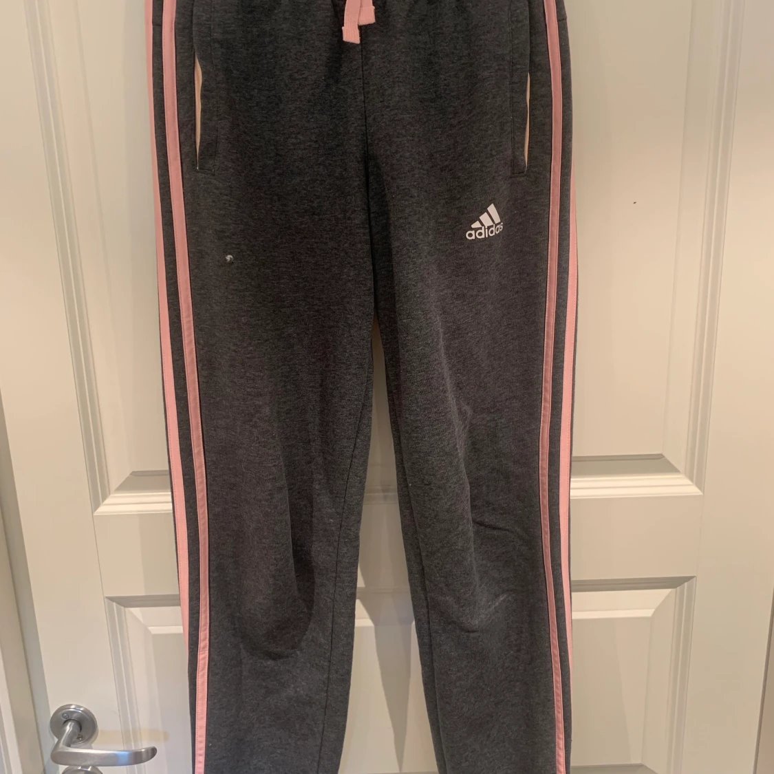 Mörkgrå adidas byxor