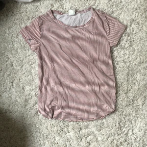 Randig T-shirt  - Säljer nu en jättesnygg T-shirt från hm❤️