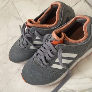 Adidas skor  - Säljer mina adidas skor som är i strl 37 och en halv men funkar på en som har 38 då jag har det själv. Super sköna skor och även nytvättade och fräscha! Säljs för 150kr