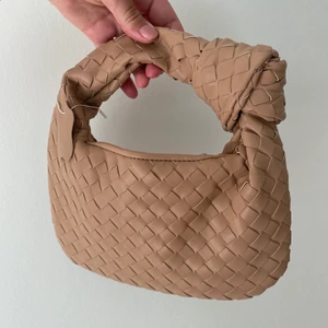 Bottega Veneta inspirerad väska - Aldrig använd, bra kvalité. Beige