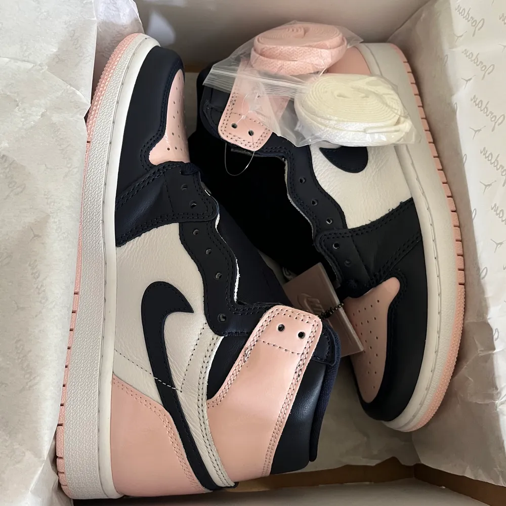 Helt nya Air jordan 1 retro high OG atmosphere / obsidian white / pink . Köpta på SNKRS raffle i januari men har inte kommit till använding. Kostar runt 2500kr på Restocks och Stockx. (Använd inte köp nu funktionen, tack). Skor.