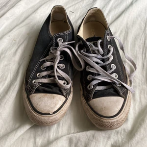 Converse svarta låga  - Låga svarta converse i storlek 38. I medel skick. 