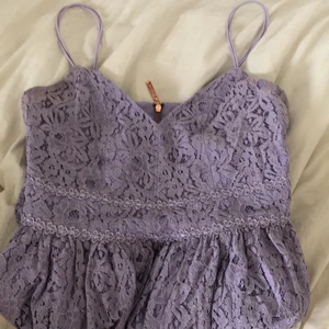 Lila blomm klänning  - Säljer denna lila klänning, super fin men den är förstor, aldrig använt och bra skick. Ganska kort. Kontakta mig om du är intresserad. Köpare står för frakt 💕