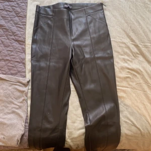 Skinn byxor från zara  - Säljer skinn byxor från zara knappt använda. I storlek L men ganska liten i storleken. Säljer för 100 kr 