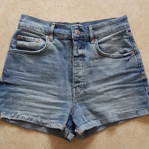 Shorts - Ett par blåa shorts typ oanvända ksk använda 2-3 gånger, sista bilden råkade bli upp och ner