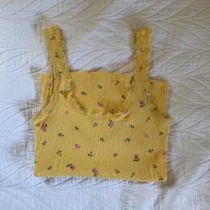 Blommigt linne - Gult linne med spets som jag köpte Monki för typ två år sedan. Jättefin detalj att ryggen är ganska öppen. Säljer då det inte kommer till användning. Liknar linnet på tredje bilden, fråga gärna om fler bilder!😊 Köparen står för frakt eller så möts vi upp.