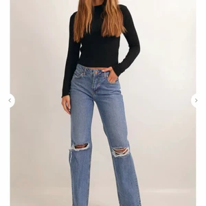 Jeans midwaist storlek 34 - Säljer mina sjukt snygga byxor från chiquelle då dom blivit lite små på mig. Dom är andvånda ett få antal gånger så väldigt bra skick. Tveka inte att göra av dig om du har några frågor!💕