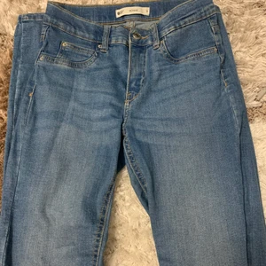 Gina Tricot Bonnie Jeans - Jeansen är knappt använda eftersom de köptes i fel storlek. Köpare står för frakten. 