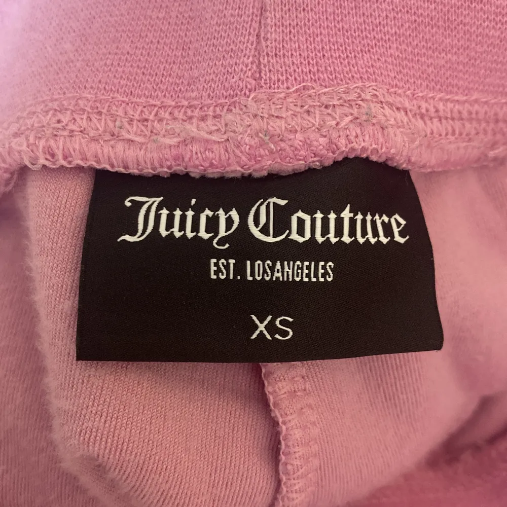Nya nästan oanvända rosa juicy byxor och tröja,byxorna xs tröjan m men sitter som xs/s ordinarie pris 1000kr byxor och 1100kr tröja. Säljer båda för 1700kr, byxor 850kr, tröja 900. Kan diskutera pris💘💘. Övrigt.