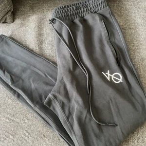 Vanquish Byxor - Super snygga, sjukt fin färg, sjukt sköna, men urvuxna..