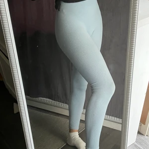 Ljusblå träningstights  - SUPER sköna ribbade träningstights som jag vill påstå passar XS, S och M då de är såpass stretchiga! Perfekt till gymmet eller att ha till vardags!