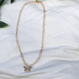 Guldig fjärils halsband  - 13kr frakt , Finns i alla storlekar, den på bilden är 42cm. • Endast swish 