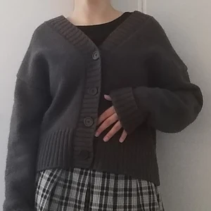 Grå Kashmir och ull kofta cardigan - En jättesöt grå cardigan/kofta som är oversized. Den är gjord i 90% ull och 10% kashmir. Köpt på hm för orginalpris 950kr