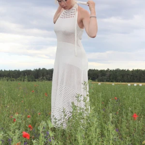 Vit skickad klänninh - Vit stickad i fin mönster, man knyter den runt nacken. Faller så fint och är av god kvalitet. 