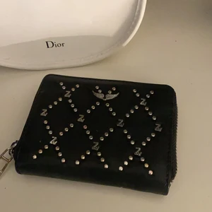 Zadig plånbok  - Säljer denna jätte söta Zadig plånboken köpt för 1200 säljer för 650 som start pris. Skriv privat vid intresse 💞