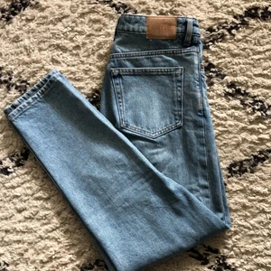 Weekday mom jeans  - Använd få gånger. Sköna!