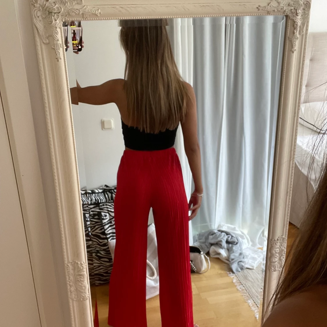 Röda ”kostymbyxor” med ribbat tyg - 91