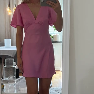 Klänning - Från stradivarius, helt ny med lappar kvar. Storlek XS. säljer pga de inte känns som min stil 💘