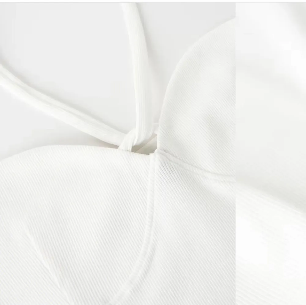 Ett jätte fint vitt linne från gina tricot🤍 helt ny med lappen kvar! . Toppar.