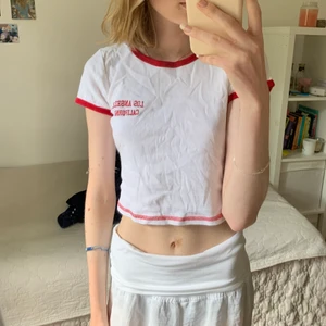 Brandy Melville topp - Fin topp från Brandy Melville! Sparsamt använd, inga defekter. Passar storlekar XS-M :)