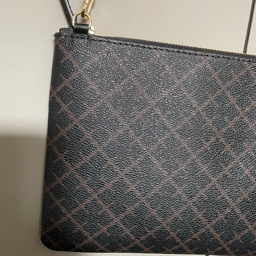 Brun By Malene Birger clutch. Använd en gång så helt i nyskick. Avtagbart band så kan användas både som väska och clutch. Inköpt på NK. Frakt spårbart 66 kr.  500 kr . Väskor.