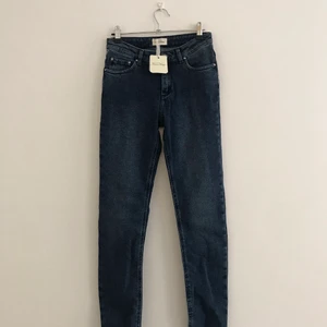 Nya American Vintage jeans strl 26 med lappar kvar - Helt oanvända skinnyjeans från American Vintage i storlek 26 med alla lappar kvar. Material: 97% bomull, 2% polyester, 1% elastan. Nypris 1250 kr. Kan sänka priset om du köper fler grejer från mig :) Säljer mycket designerkläder och accessoarer. 