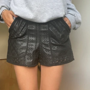 Virkade skinnshorts - Väldigt sparsamt använda