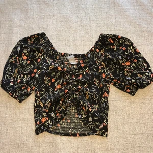 Lindex  - Söt kort topp från lidex passar till allt❤️ man kan välja också hur kort man vill ha den genom snörena där fram😊