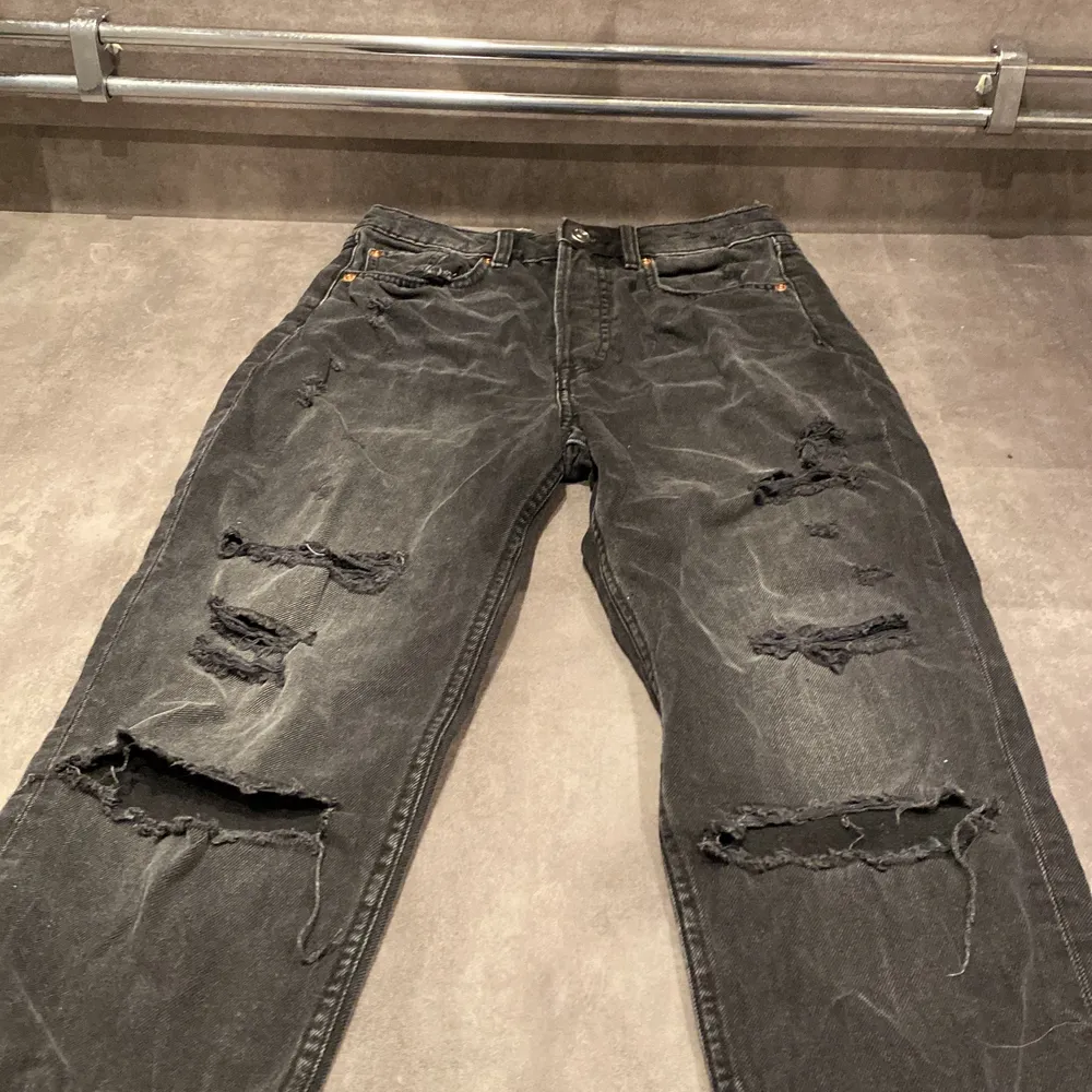 säljer svarta byxor med hål i för kommer inte till används, . Jeans & Byxor.