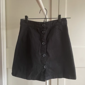 Svart kjol - Säljer denna fina kjol på grund av flytt! Den e i storlek 34 från Monki.