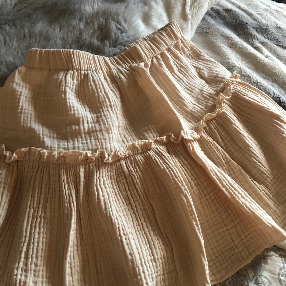 Säljer nu min FAVORIT kjol då den tyvärr blivit för liten:( 200kr+frakt💛. Kjolar.