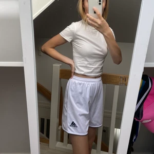 Adidasshorts  - Vita fotbollshorts från adidas. Storlek XS. Använda, men i bra skick! 