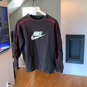 Nike Sweatshirt/tröja - Vintage Nike-tröja från 90-2000 talet. Cool tröja i rätt så bra skicka 6/10. Hade varit 8/10 om det ej hade bleknande fläckar. Men jag tycker det lyftar tröjans karaktär på ett coolt sätt. Pris kan diskuteras vid snabb affär. 