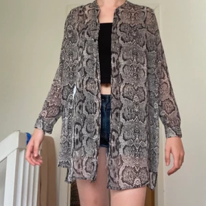 Bikbok skjorta/kofta/klänning xs - Ormmönstrad skjorta som går att ha som kofta och klänning. Hör av er vid frågor🥰