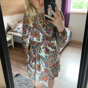 Känning från bikbok, XS - Jättefin klänning från bikbok i storlek XS, sitter fint och är öppen i ryggen, den har fickor på båda sidorna och är i bra skick