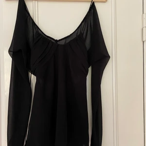 Svart blus från zara - Sparsamt använd! Köparen står för frakt! (Lägger ut igen pga tidigare ej såld)