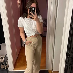 Kostymbyxor  - Superfina kostymbyxor, köpta här på plick, säljer då det tyvärr inte passade mig i storleken.(lånad bild) fraktpriset är ej korrekt