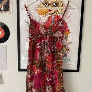 Sommarklänning  - Världens sötaste sommarklänning! Passar xs-s🥰den har ett gummiband längst ner vilket gör att den går inåt där den slutar, men detta går enkelt att klippa bort ifall de önskas😍