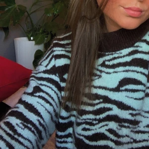 Sweatshirt från Weekday - Säljer denna tjocktröja från Weekday i snyggt mönster. Storlek S! 💙