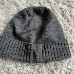 Ralph lauren Mössa  - Grå Ralph lauren mössa, andvänd ett fåtal gånger. Köparen står för frakten!