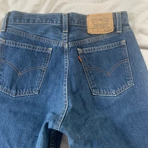 Levis  - Levis modell 615 Älskar dem här! Sitter så snyggt när de sitter som de ska men de var tyvärr blivit för små för mig.   Mått 78cm i midjan och de sitter strax under midjan. Väldigt fint skick  Storlek: W31 L32