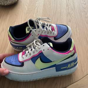 Ett par Nike Air Force 1. Har använts ett fåtal gånger men i ett väldigt bra skick. Ett par riktigt sköna skor. Köpte dom för något år sedan. Önskas med bilder så är det bara att höra av sig, priset kan diksuteras. Men köparen står för frakten:) 