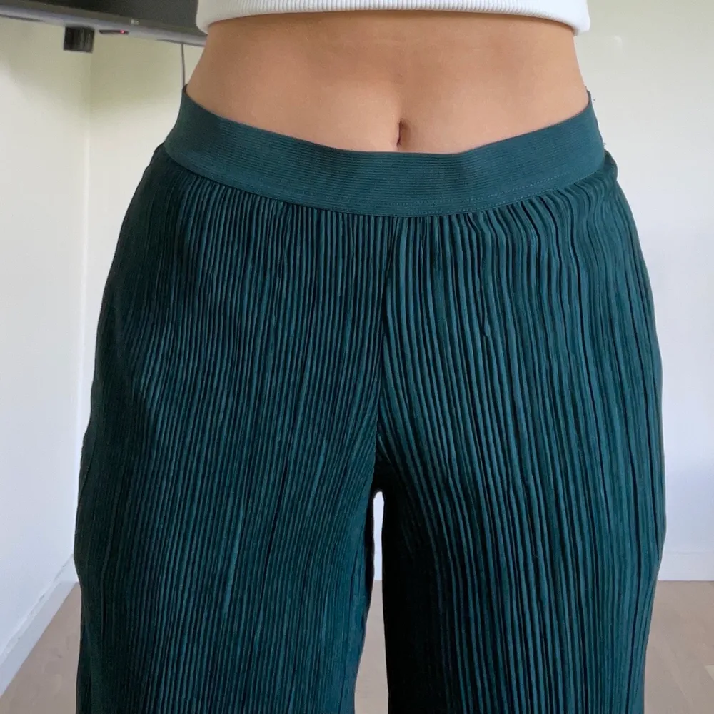 Gröna byxor från carin wester, jag är 155cm🤍köparen står för frakten på 66kr🤍. Jeans & Byxor.
