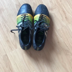 Adidas fotbollsskor stl 38/39 - Använda ett par gånger men är i bra skick 