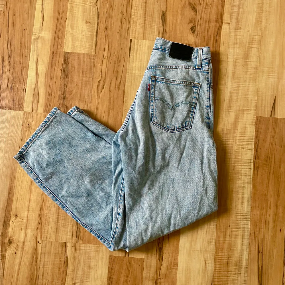 Baggy wide leg jeans från levi’s som liknar de på tredje bilden. Supercoola och bekväma. Har kommit en del till användning men fortfarande i fint skick! De är i storlek 24 men passar allt mellan 24-26 beroende på hur man vill att de ska sitta!😊. Jeans & Byxor.