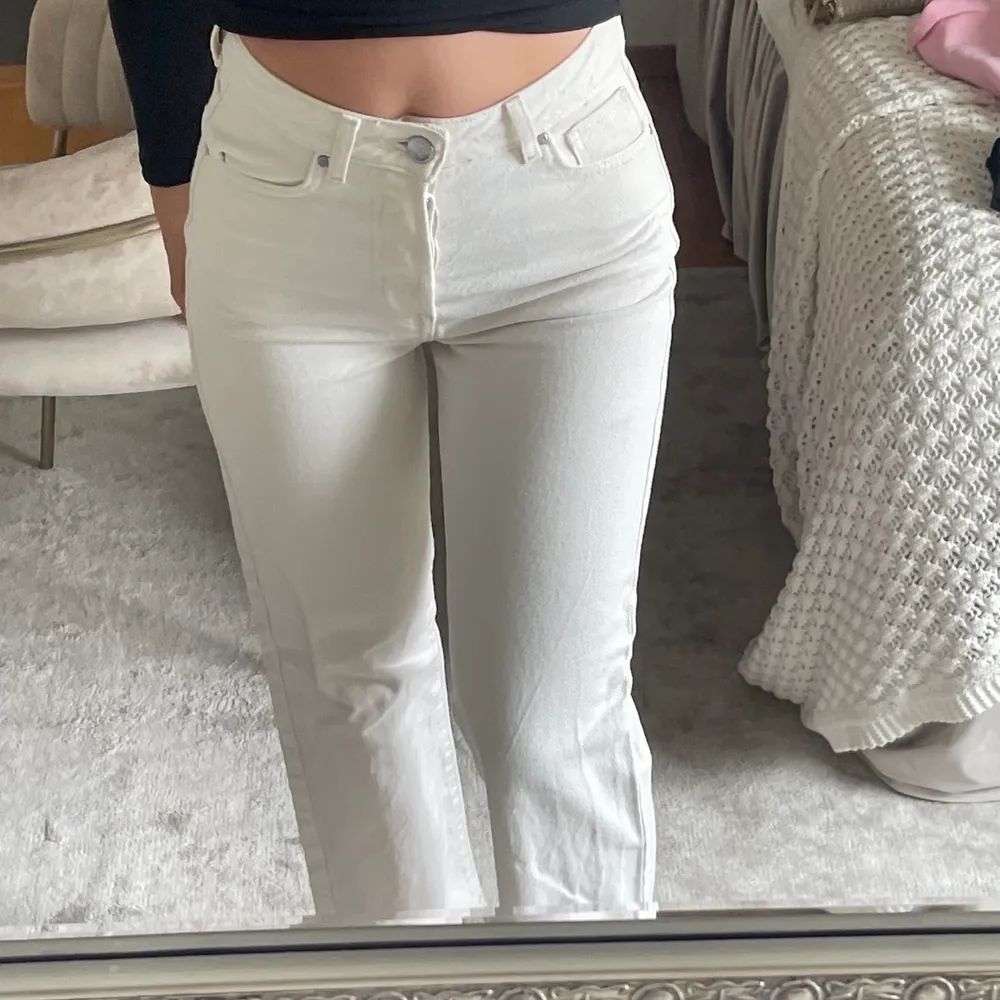 Offwhite jeans från bikbok. W25 men längden vet jag inte. Är 164 och de är lite för långa för mig  😊sitter som en xs/s. Jeans & Byxor.