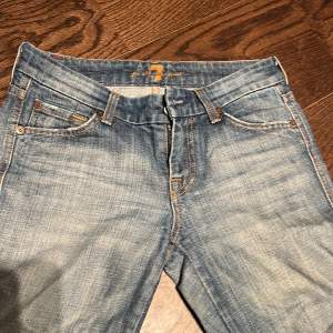 Superfina lågmidjade jeans men säljer pga att de är för små!💗jag är 166cm lång och jeansen går till mina anklar!  kontakta gärna om intresse💗💗
